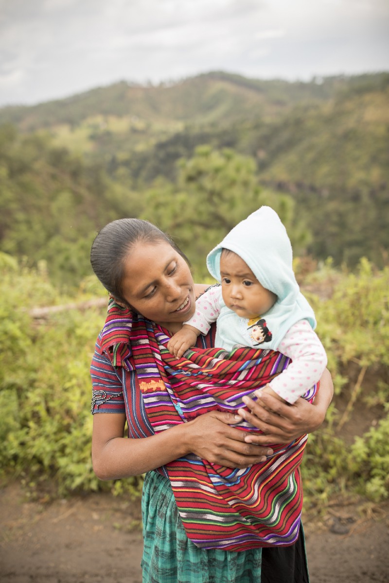 bebe alzado por su madre